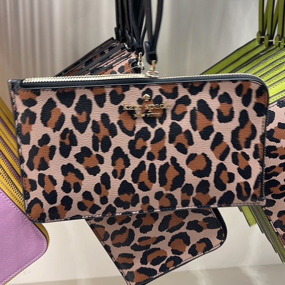 Kate Spade Lucy Leopard Medium L Zip Wristlet
Brown Multi Leopard 
NWT - Picture 3 of 16